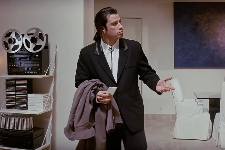 John Travolta cherche autour de lui, perplexe