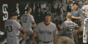 Quand le chef de projet félicite l'équipe et le stagiaire