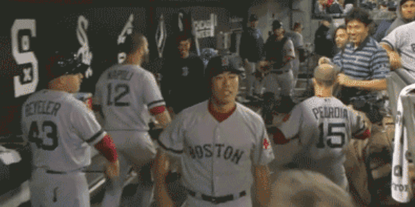 Quand le chef de projet félicite l'équipe et le stagiaire