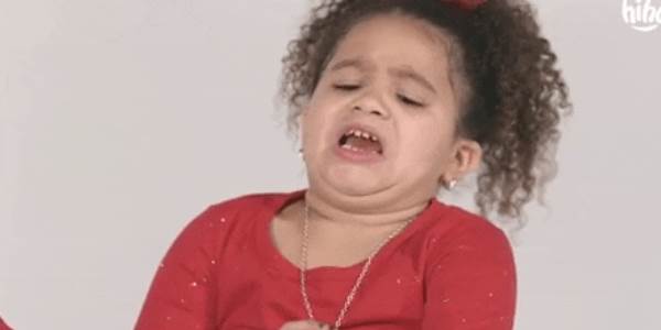 Quand je secoue mon clavier et que je vois tout ce qui tombe sur le bureau