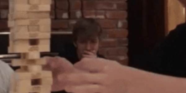 Quand le dev senior corrige un bug complexe en 2 lignes de code