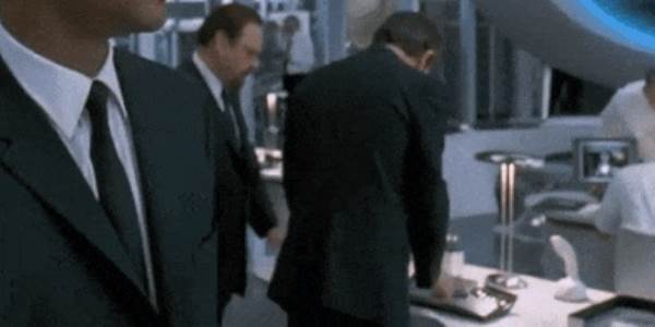 Quand le boss passe avec des clients dans les bureaux et que je fais semblant de travailler
