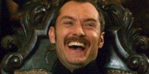 Quand je me force à rire à une blague du commercial en réunion client