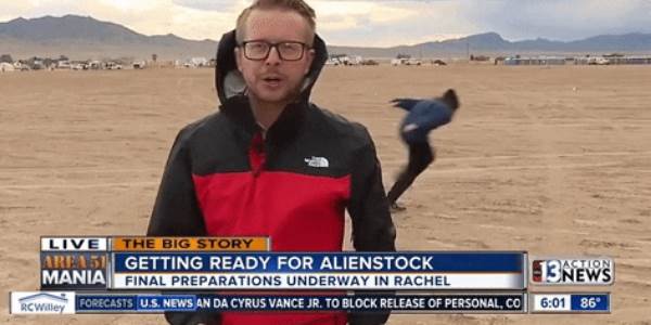 Quand j'arrive en retard au bureau et que j'essaie de me faire discret