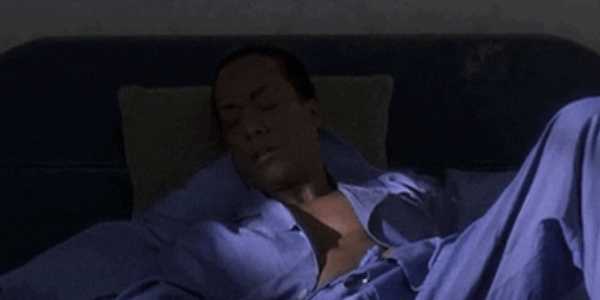 Quand je somnole après que mon réveil ait sonné et que je me rappelle que j'ai une visioconférence à 9 heures