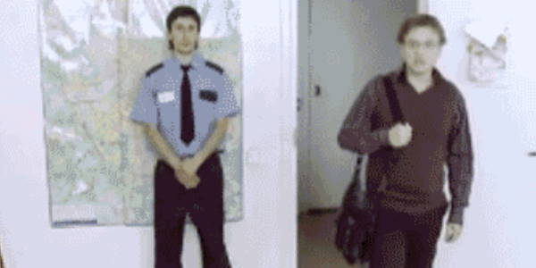 Quand le chef cherche un volontaire pour prendre en charge le nouveau stagiaire