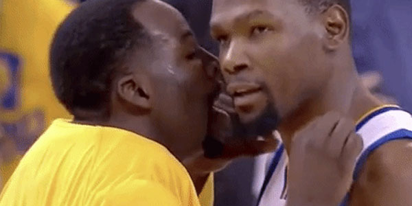 Quand le chef me donne ses derniers encouragements avant ma démo devant notre plus gros client