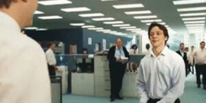 Quand un collègue relou continue de m'appeler "le stagiaire" alors que j'ai signé mon CDI l'année dernière