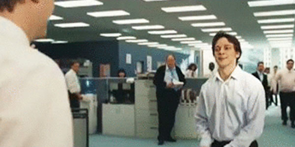 Quand un collègue relou continue de m'appeler "le stagiaire" alors que j'ai signé mon CDI l'année dernière