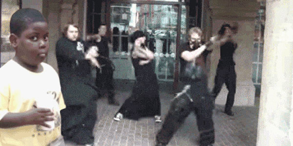 Quand je passe une tête dans le bureau des commerciaux