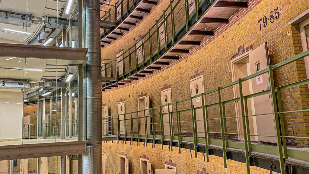 Insolite : des employés Amazon travaillent dans une ancienne prison
