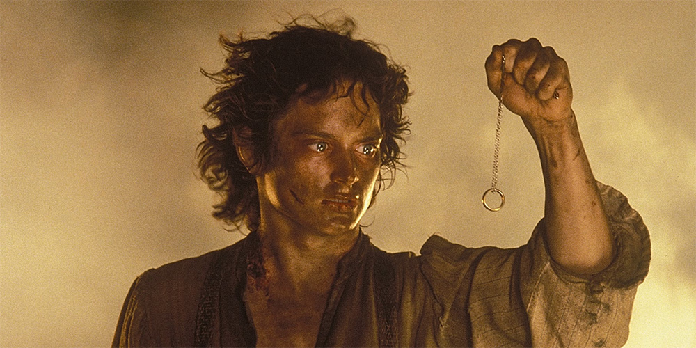 Frodon (Seigneur des Anneaux) qui fixe l'anneau avant de le jeter