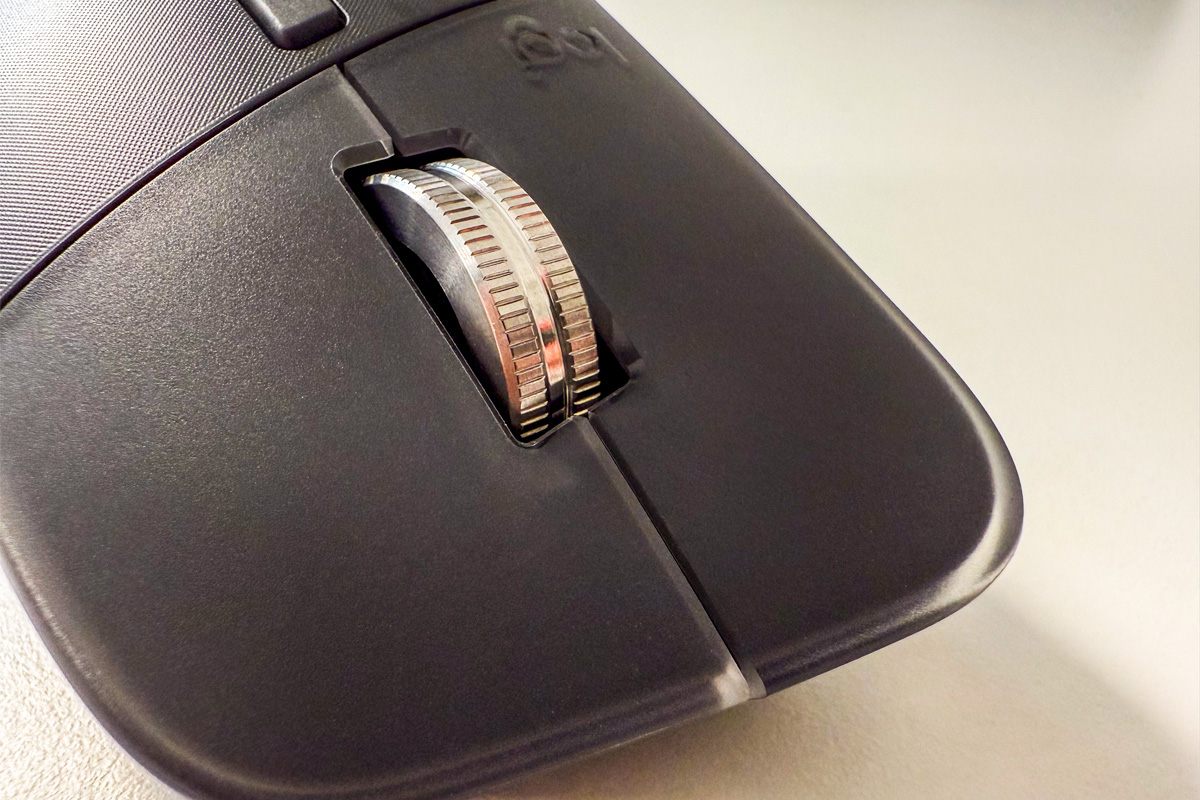 Gros plan sur les boutons principaux de la souris MX Master 4