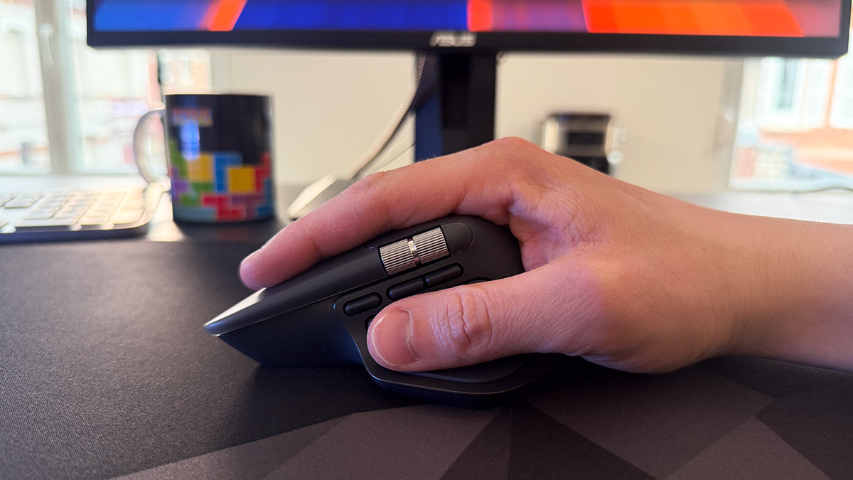 La souris MX Master 4 de Logitech qui tient dans la main