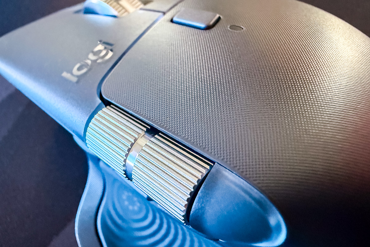 Gros plan sur la molette latérale de la souris MX Master 4