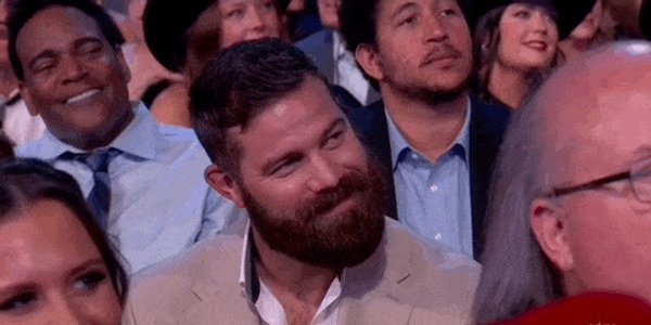 Quand le chef fait une blague pourrie en réunion d'équipe et que j'attends encore son retour pour une augmentation