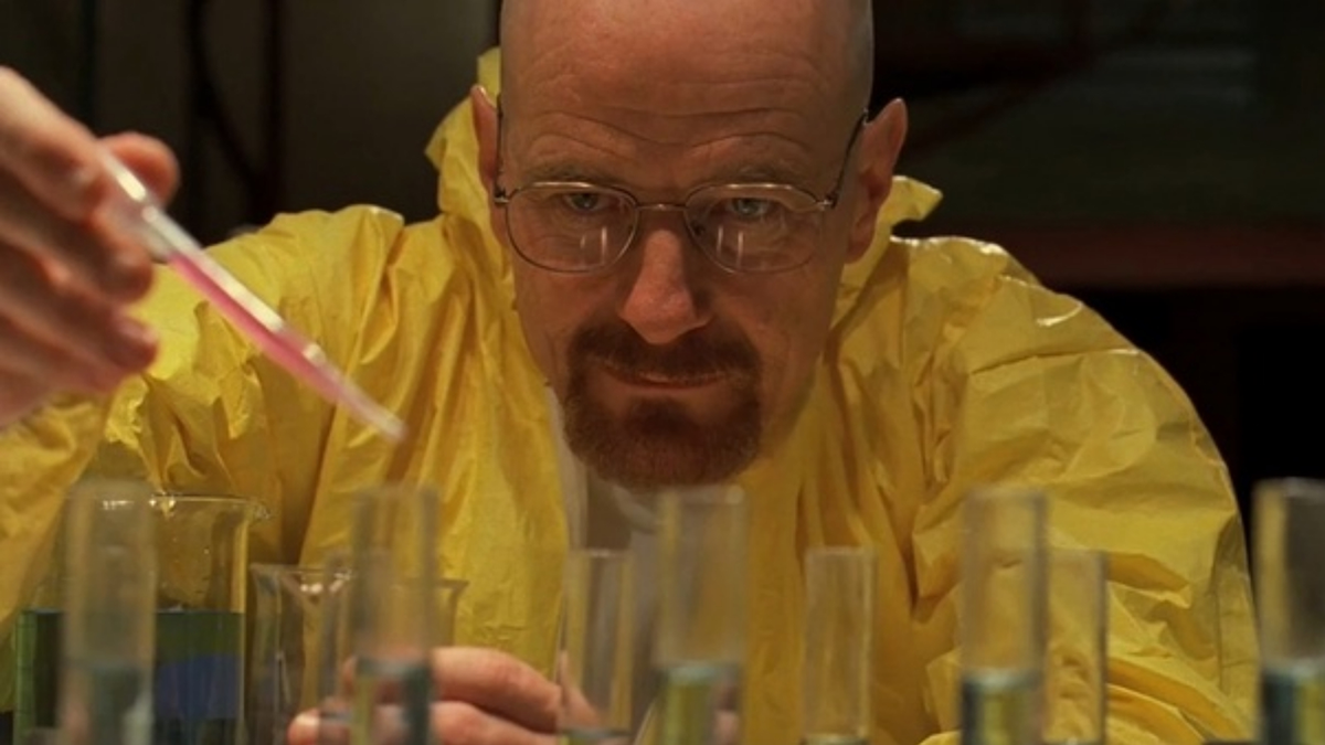 Walter White (Breaking Bad) en train d'appliquer avec précaution des gouttes dans une fiole