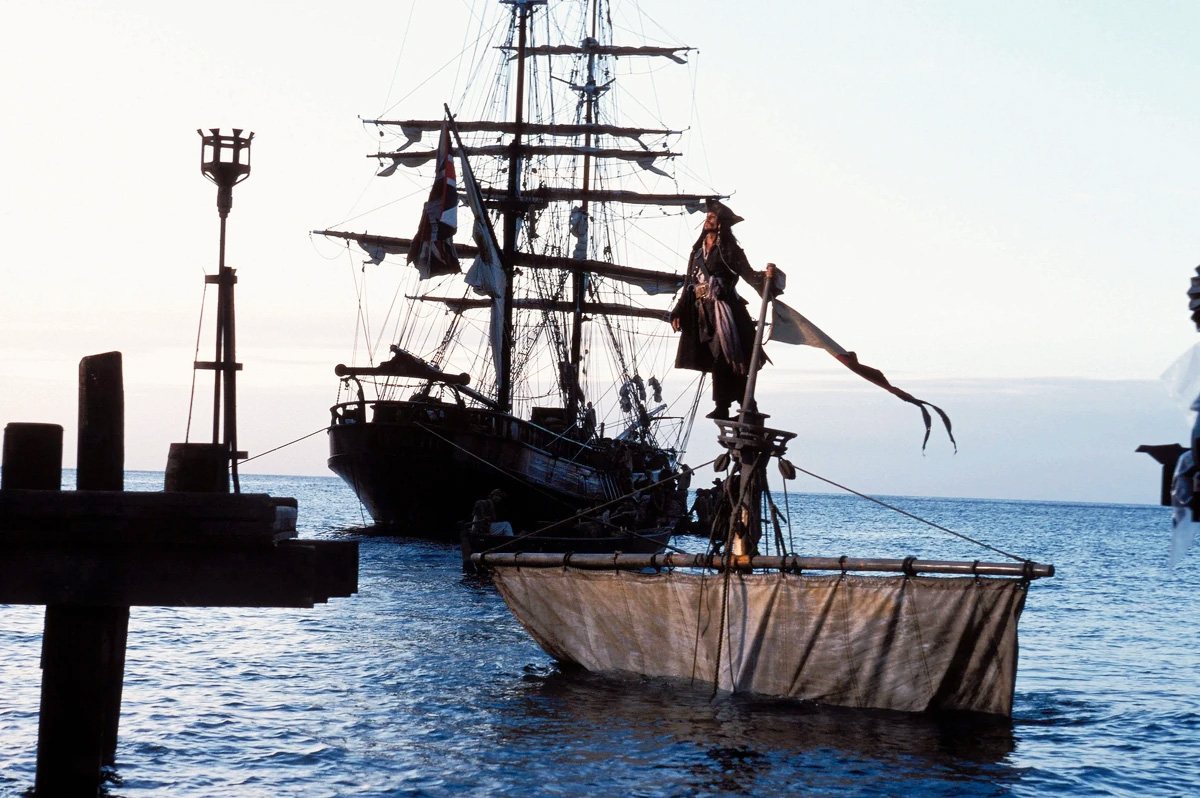 Jack Sparrow (Pirates des Caraïbes) sur son bateau en train de couler