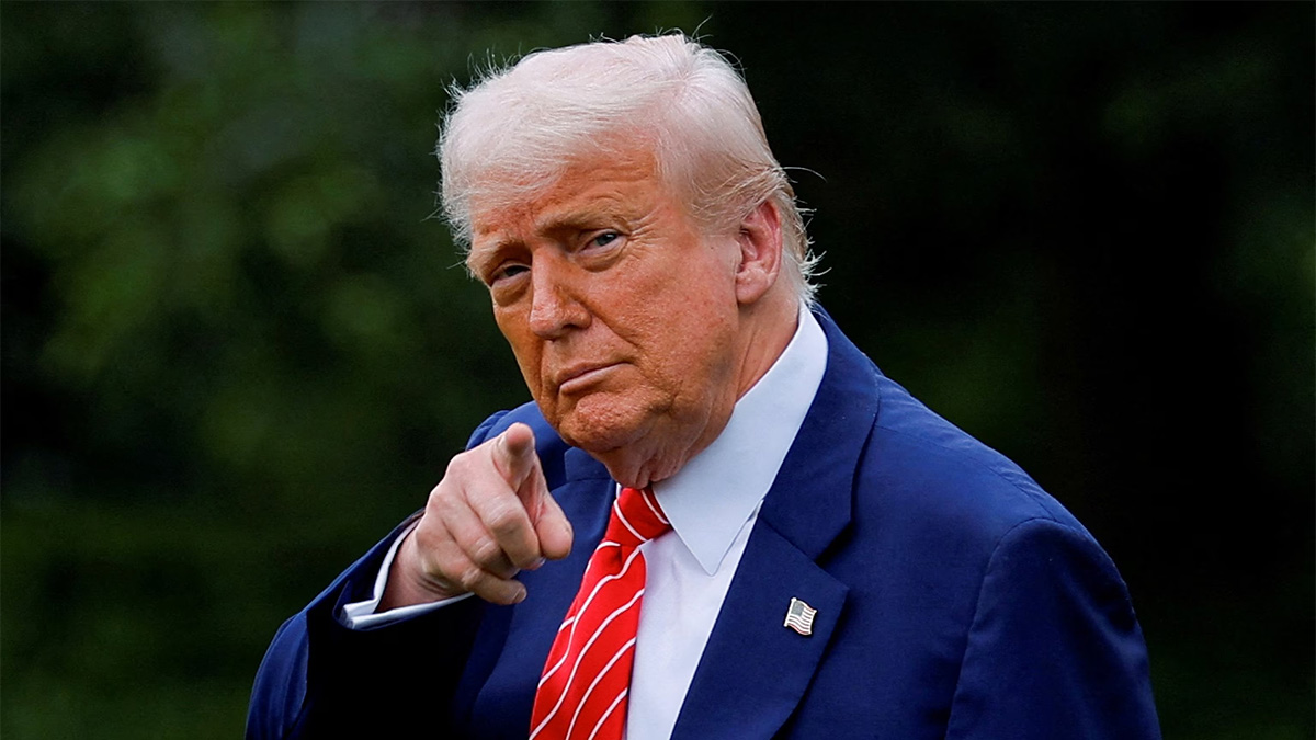 Donald Trump en train de pointer du doigt