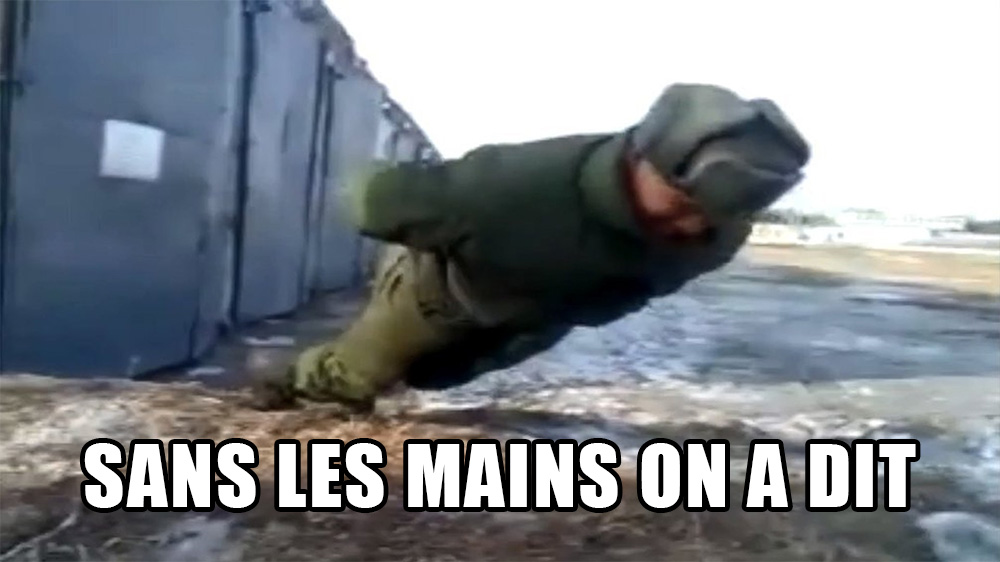 Un soldat russe qui fait des pompes sans les mains