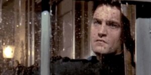 Quand l'écran passe en veille pendant que je réfléchis et que je croise mon propre regard
