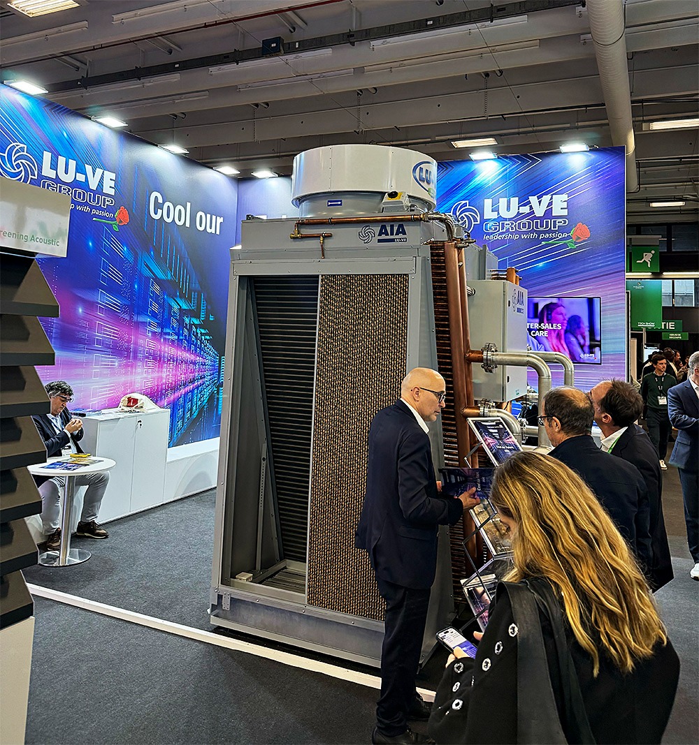 Un système de refroidissement de datacenter grandeur nature exposé sur le stand LU-VE au salon Data Centre World, Tech Show Paris 2025