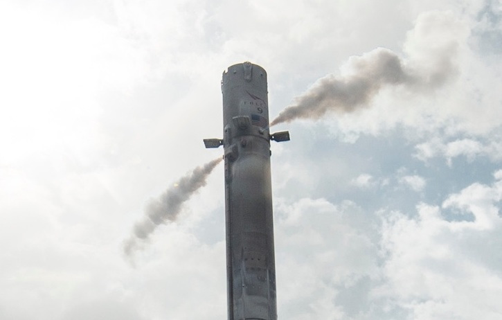 Fusée Falcon 9 éjectant des jets de gaz par ses propulseurs à azote