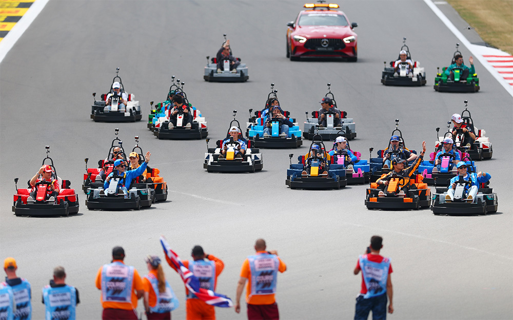 Parade de mini-monoplaces en LEGO