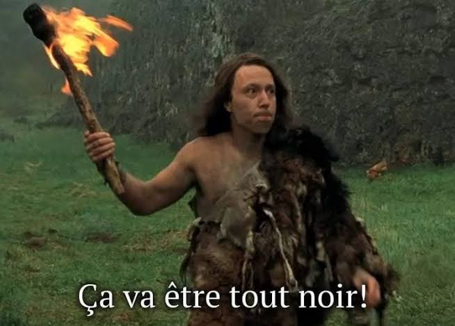 Scène du film RRRrrrr!!! : un homme des cavernes en peau de bête brandit une torche en feu, sous-titré Ça va être tout noir !