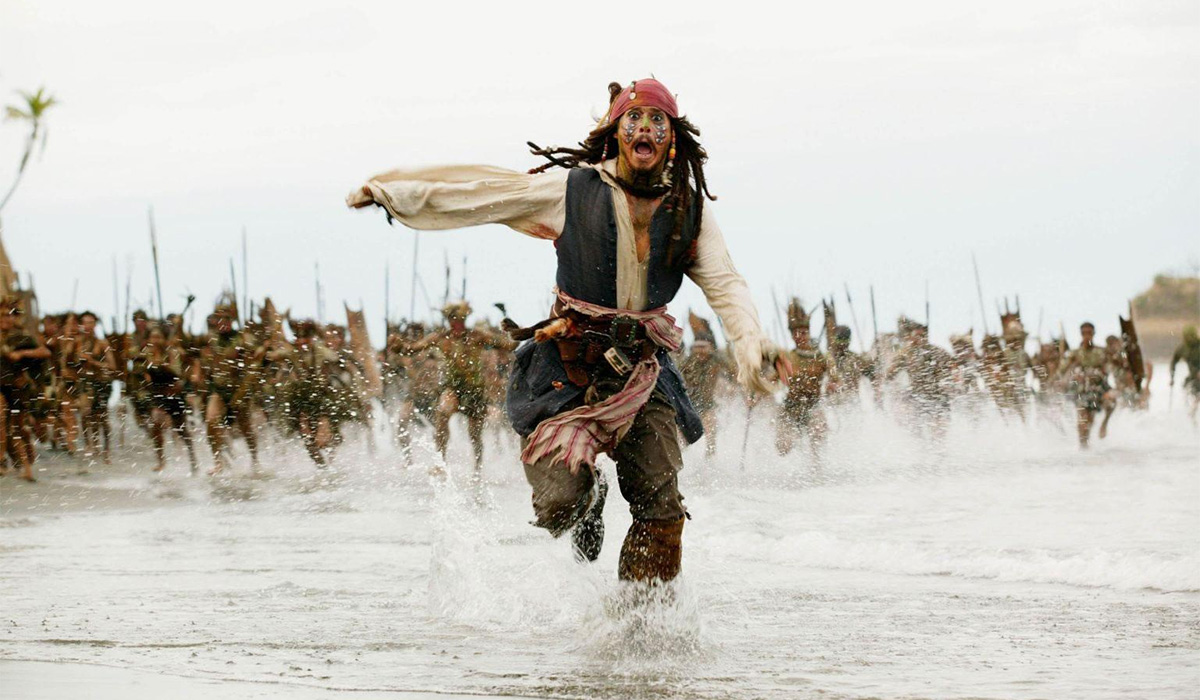 Jack Sparrow (Pirates des Caraïbes) en train de s'enfuir en courant