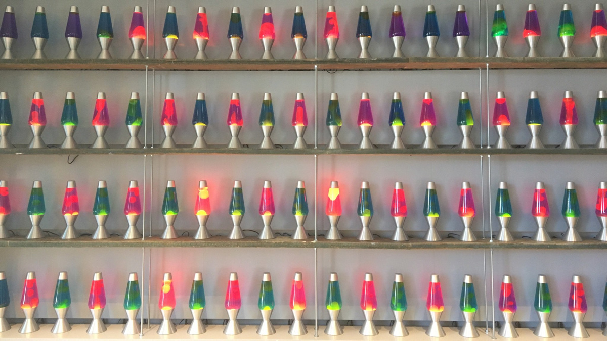Mur de lampes à lave colorées alignées en rangées, chez Cloudflare