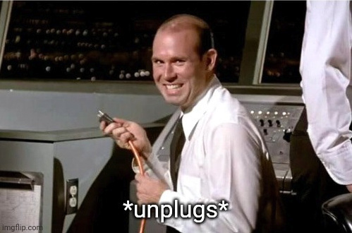 Meme d'un homme souriant qui débranche un câble dans une salle de contrôle, légendé unplugs