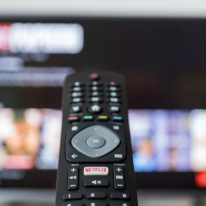 Après l'imprimante et le Wi-Fi, des devs lâchent Claude Code sur leur télé pour virer les pubs
