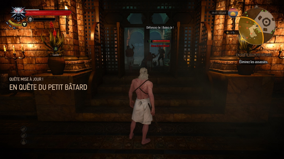 Geralt en simple serviette dans les thermes, prêt à affronter des assassins, dans une capture de The Witcher 3 en français